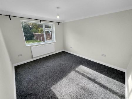 3 bedroom detached bungalow to rent - Photo 2