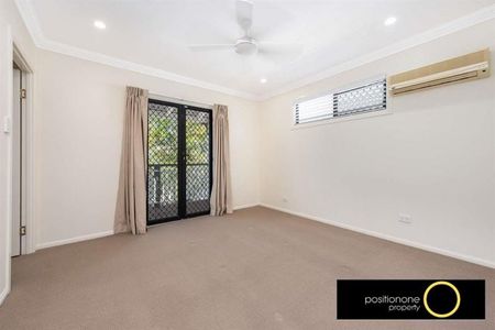 Large Townhouse Backs Onto Parkland - Photo 2