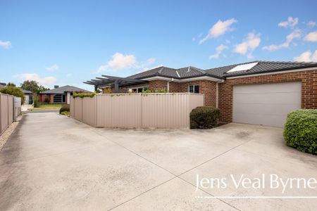 Perfectly presented 2BR, 2BA, private courtyard, High School Zone, spotless condition - Photo 3