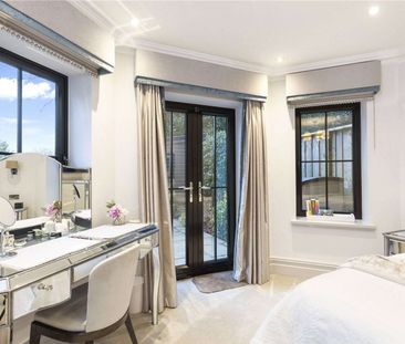 An exceptional ground floor apartment with a private garden, locate... - Photo 5