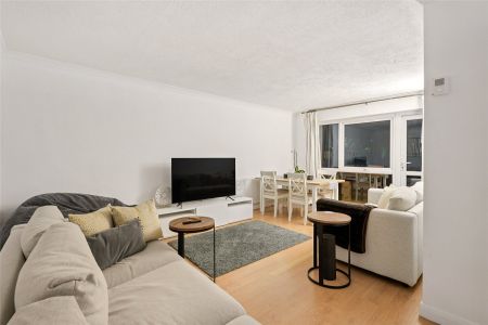 Nutborn House, 10 Clifton Road, London, SW19 ground floor flat to rent - Photo 2