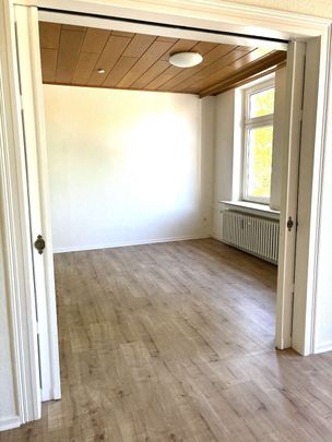Altbauwohnung im Zentrum ! Frisch renoviert, großzügig und modernisierte 4 Zimmer - Photo 1
