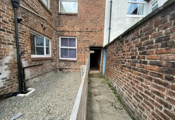 Flat in Warwick Road, Carlisle - Photo 1