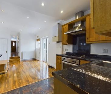 Room in a Shared Flat, Penwith Road, SW18 - Photo 1