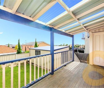 Stylish Family Home - Photo 2