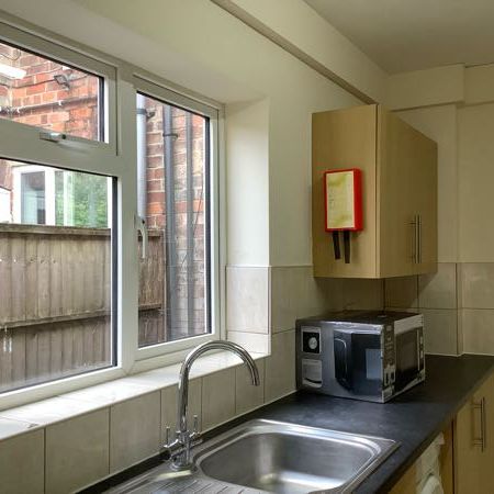 4 Bedroom Terraced To Rent in Nottingham - Photo 1