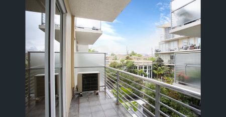 Bright & Spacious Two-Bedroom Apartment in Prime Location - Photo 5