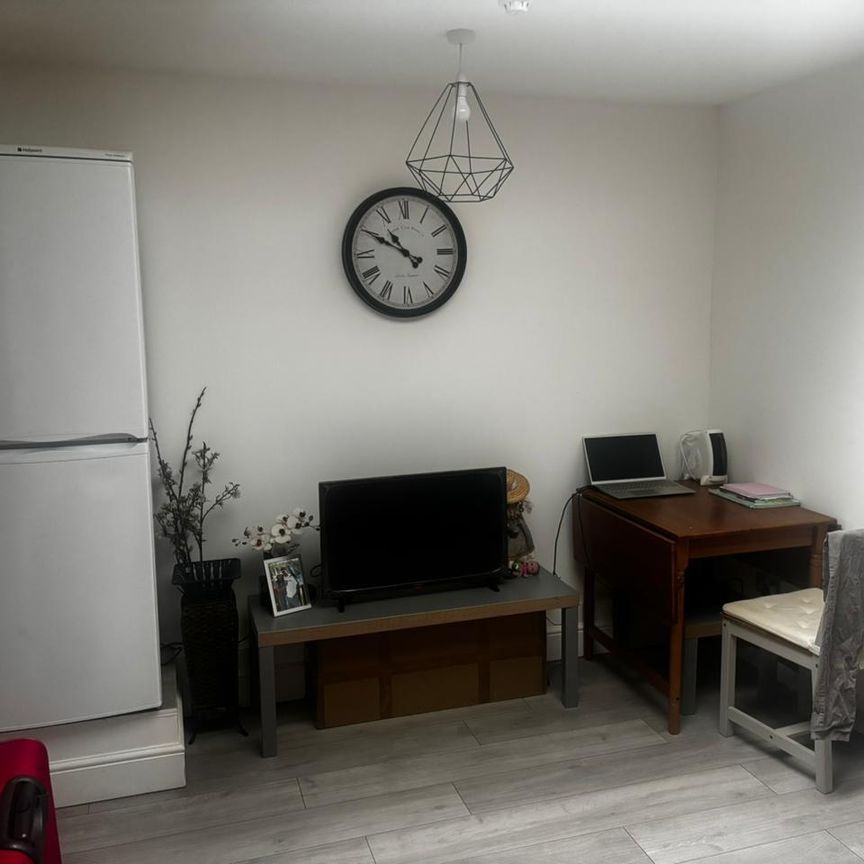 1 Bed Flat To Let On Caroline Street, Cardiff - Photo 1