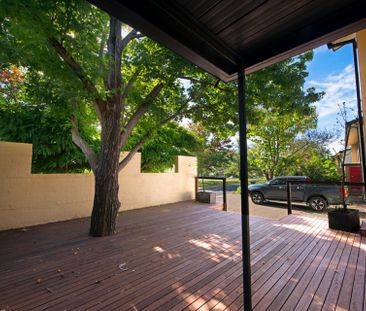 Cosmopolitan Living - Photo 2