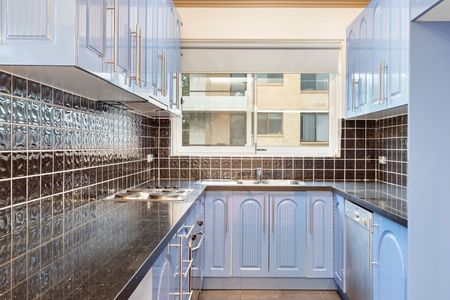 Top Floor Apartment With Bay Views - Photo 2