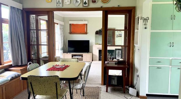 Very Cute Fully Furnished Retro Styled Bungalow Situated On Gorgeous Garden Setting! - Photo 1