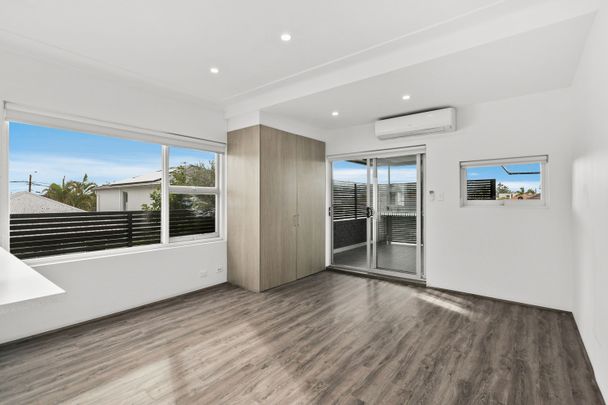 Bright & Modern Three Bedroom Apartment - Photo 1