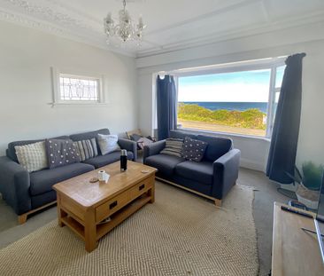 Spacious 3-Bedroom Home with Sea Views & Ample Parking - Photo 1