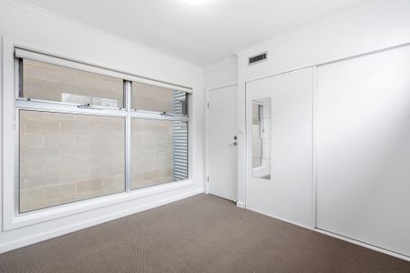 3 bedroom townhouse in the CBD! - Photo 2