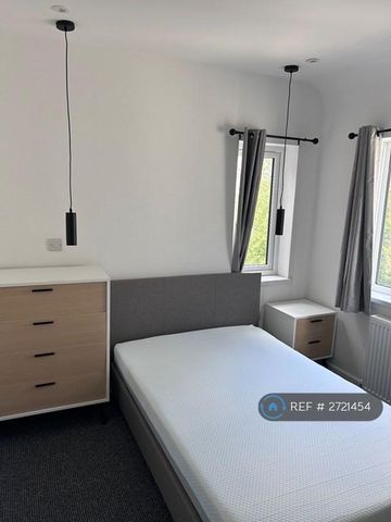 1 bedroom in a house share to rent - Photo 3