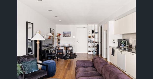 Architect-designed north-facing home with city outlooks - Photo 1