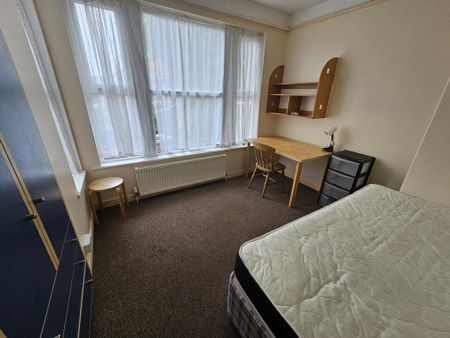 1 bedroom in a house share to rent - Photo 4