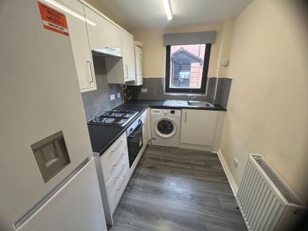 3 bedroom flat to rent - Photo 4