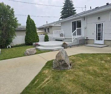 Glenwood Beautiful Main Floor, 3 Bedrooms and 1 Bathroom | 16026 95 Avenue Northwest, Edmonton - Photo 1