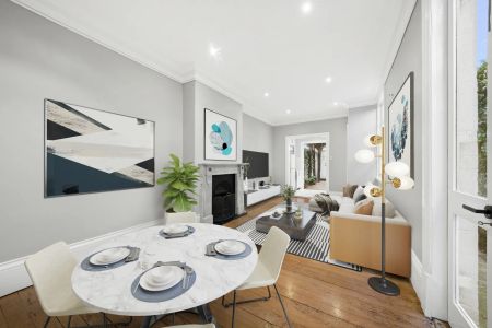 Traditionally Elegant Renovated Cottage: Pet friendly and freshly painted! - Photo 4