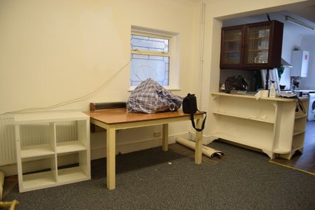 Three bedroom house close to ilford station - 2500 pcm - Photo 2