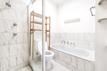WELL PRESENTED 2 BEDROOM VILLA WITH LOCK UP GARAGE - Photo 4