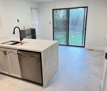 For Lease - 2551 Wynten Way, Oakville, Ontario - Photo 4