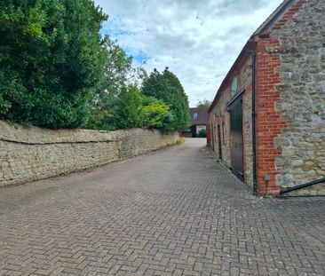 Four Bedroom, Two Bathroom VICARAGE available to let in Cumnor Vill... - Photo 5