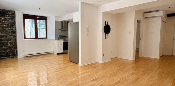 Stunning renovated loft-style 2 bd apartment in OLD MONTREAL - Photo 2