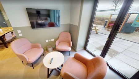 Extra Large En-Suite - Standard Level - Photo 3