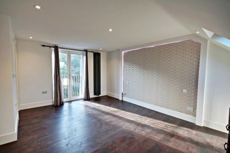 4 Bed Semi-Detached House, Bowness Crescent, SW15 - Photo 3