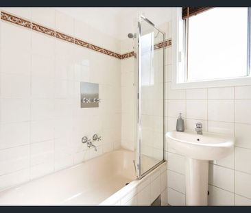 A Short-Term Inner-North Retreat — Fully Furnished | 6-Month Lease - Photo 5