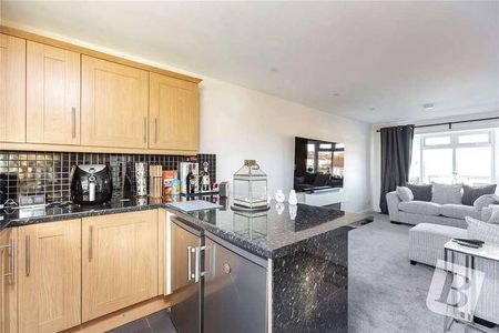 Alderney Gardens, Wickford, Essex, SS11 - Photo 2