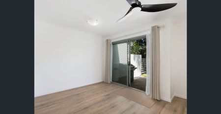 Spacious Renovated Townhouse with Golf Course Views – Prime Central Location! - Photo 2