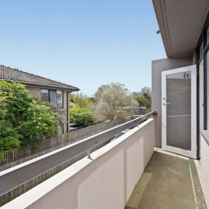 Beautifully Renovated Sun-Drenched Apartment in Boutique Block - Photo 1