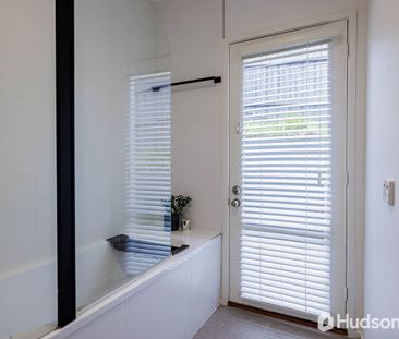 Light, breezy feel, your stylish home awaits! - Photo 2