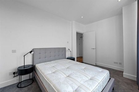 A newly refurbished one bedroom apartment in a convenient City location - Photo 3