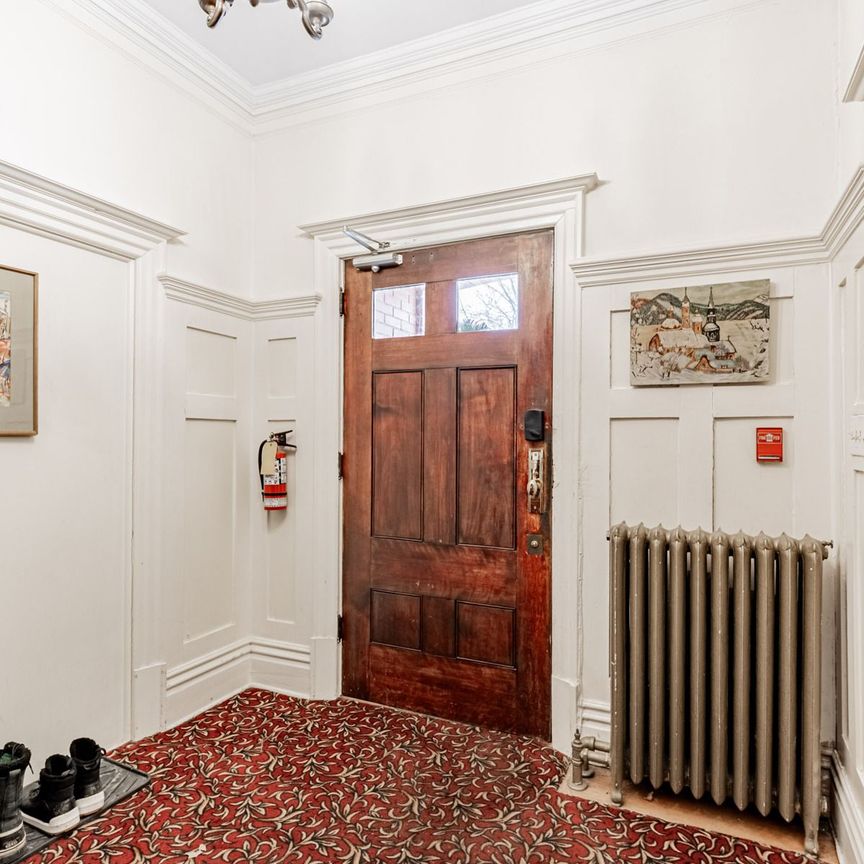 For Lease - 347 Walmer Road Unit# 2nd Floor Unit 3, Toronto, Ontario - Photo 1