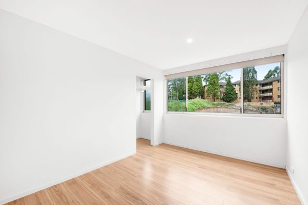 SPACIOUS & STYLIST RENOVATED TWO BEDROOM APARTMENT IN BOUTIQUE COMPLEX - Photo 1