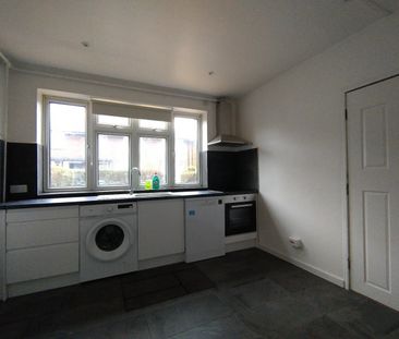 3 Bed Terraced House, More Close, E16 - Photo 4