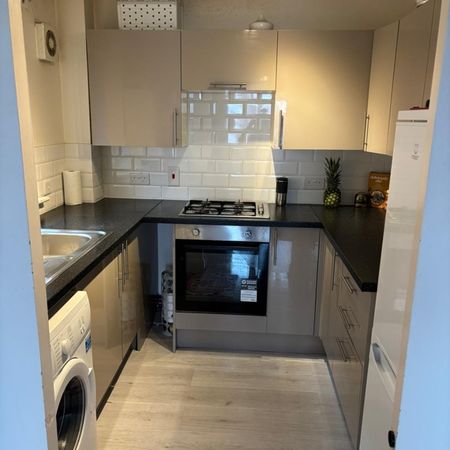 1 Bed Flat, Debham Court, NW2 - Photo 3