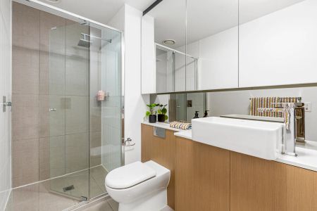 Peaceful Courtyard Retreat in a Vibrant Urban Setting - Photo 5