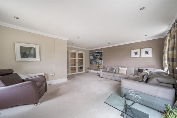 3 bedroom apartment to rent - Photo 1