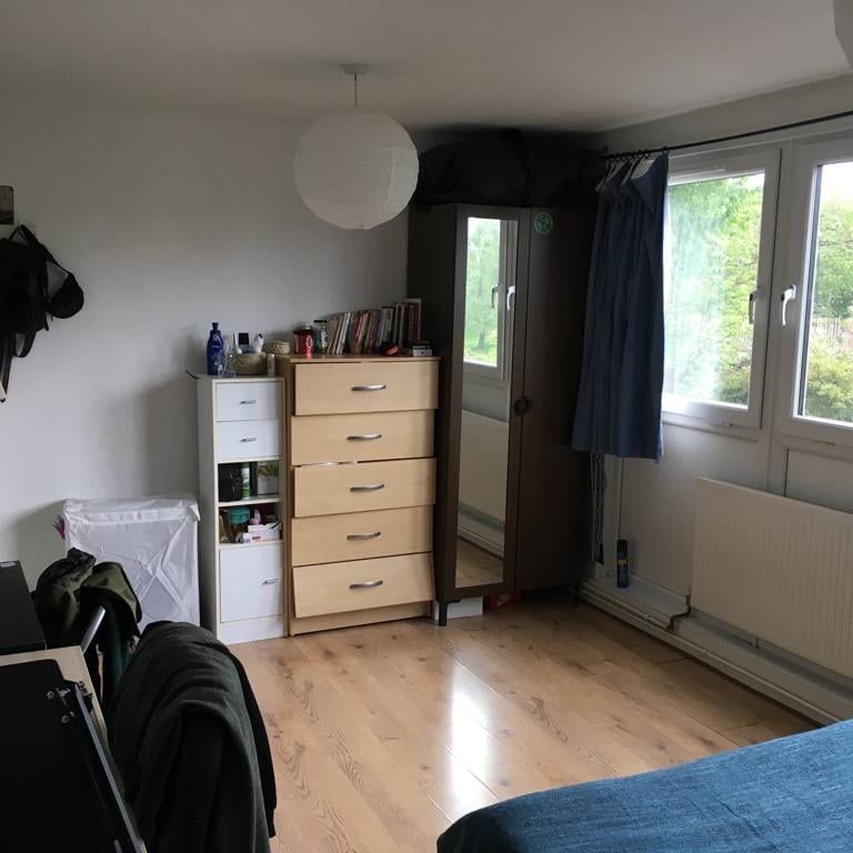 4 Bed Flat, Grindall House, E1 - Photo 1