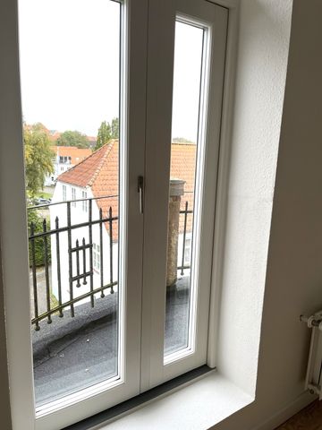 Højloftet og dejlig lys lejlighed, med altaner til begge sider af lejligheden. - Photo 5