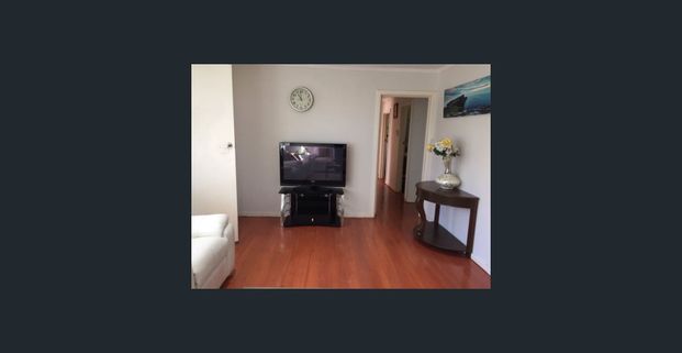 Refreshingly renovated House at very convenient location. - Photo 1