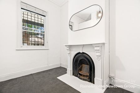A refined 2 bed residence boasting character & prime location - Photo 2