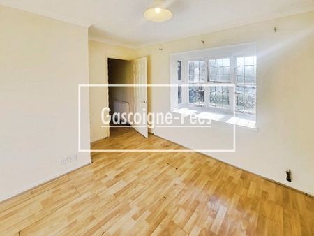 Caesars Court - Surrey - Photo 2