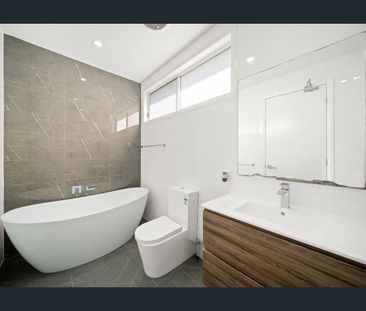 Modern Family Home in Prime Location – Stylish, Spacious & Ready to Move In! - Photo 5