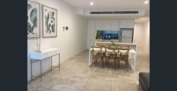 Spacious FULLY FURNISHED residence in the heart of Brighton - Photo 1